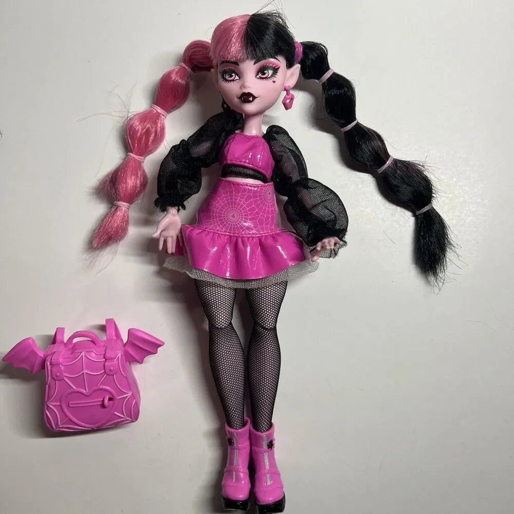 Monster High G3 Draculaura Core Refresh Fashion Doll w/ Backpack Outfits